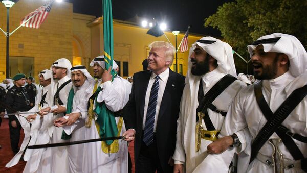 US President Donald Trump joins dancers with swords at a welcome ceremony ahead of a banquet at the Murabba Palace in Riyadh on May 20, 2017. - Sputnik Afrique