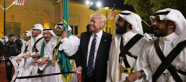 US President Donald Trump joins dancers with swords at a welcome ceremony ahead of a banquet at the Murabba Palace in Riyadh on May 20, 2017. - Sputnik Afrique