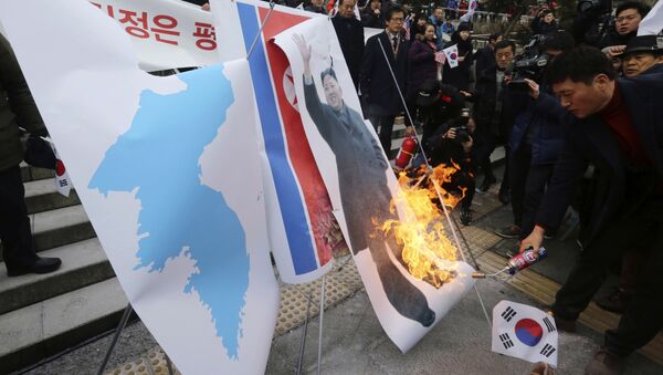 South Korean protesters burn a portrait of North Korean leader Kim Jong Un during a rally against a visit of North Korean Hyon Song Wol, head of North Korea's art troupe, in front of Seoul Railway Station in Seoul, South Korea, Monday, Jan. 22, 2018. - Sputnik Afrique