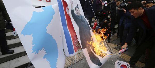 South Korean protesters burn a portrait of North Korean leader Kim Jong Un during a rally against a visit of North Korean Hyon Song Wol, head of North Korea's art troupe, in front of Seoul Railway Station in Seoul, South Korea, Monday, Jan. 22, 2018. - Sputnik Afrique