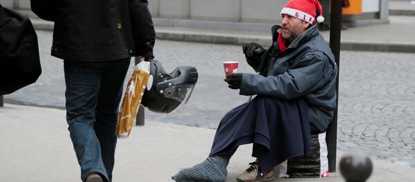 A homeless person wearing a Santa Claus hat begs for money on December 21, 2012 in Paris, a few days before Christmas. A homeless person wearing a Santa Claus hat begs for money on December 21, 2012 in Paris, a few days before Christmas. - Sputnik Afrique