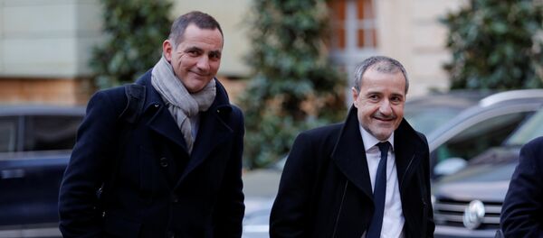 Corsica's newly-relected regional leaders Gilles Simeoni (L) and Jean-Guy Talamoni (R) arrive for a meeting with French Prime Minister Edouard Philippe at Matignon in Paris, France, January 22, - Sputnik Afrique