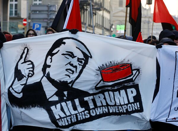 Les manifestations contre la participation de Donald Trump à Davos 2018 dans la ville de Berne, en Suisse, le 13 janvier 2018 Les manifestations contre la participation de Donald Trump à Davos 2018 dans la ville de Berne, en Suisse, le 13 janvier 2018 - Sputnik Afrique