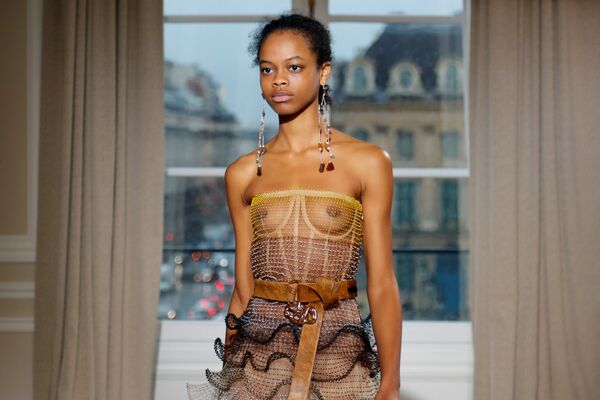 Fashion week à Paris: surréalisme, espace et fantaisies féminines - Sputnik Afrique