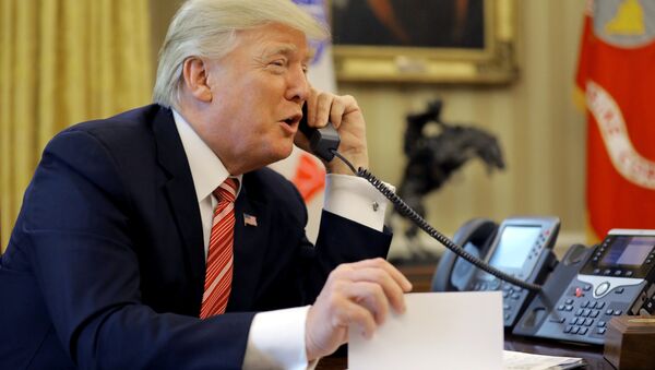 U.S. President Donald Trump congratulates Prime Minister Leo Varadkar of Ireland, during a phone call at the Oval Office of the White House in Washington, U.S., June 27, 2017 - Sputnik Afrique