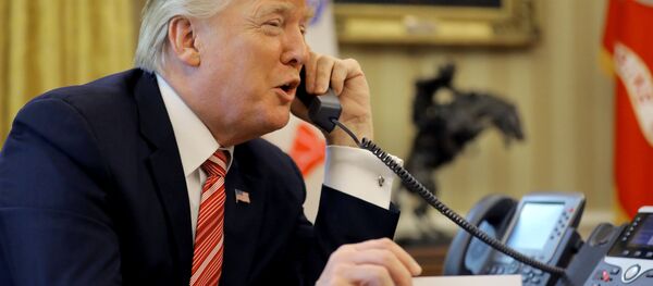 U.S. President Donald Trump congratulates Prime Minister Leo Varadkar of Ireland, during a phone call at the Oval Office of the White House in Washington, U.S., June 27, 2017 - Sputnik Afrique