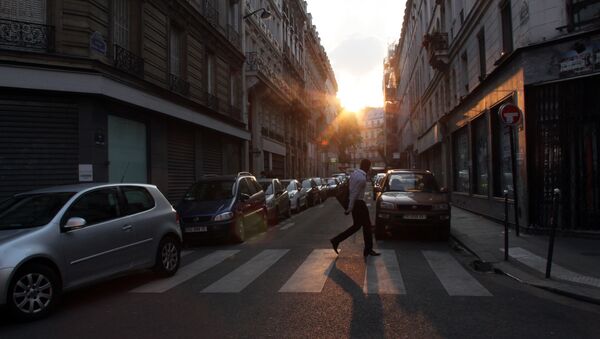 Прохожий на одной из улиц Парижа. - Sputnik Afrique