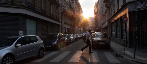 Прохожий на одной из улиц Парижа. - Sputnik Afrique