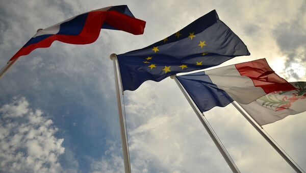 Les drapeaux russe, français et de l'UE - Sputnik Afrique