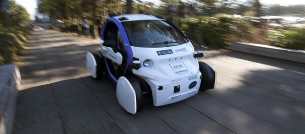 An autonomous self-driving vehicle, as pictured as it is tested in a pedestrianised zone, during a media event in Milton Keynes, north of London, on October 11, 2016. - Sputnik Afrique