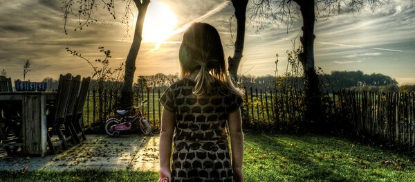Girl standing in a garden - Sputnik Afrique