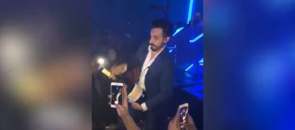 Une soirée champagne sans «pop»: un homme brise une bouteille à 30.000 euros - Sputnik Afrique