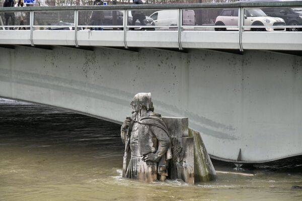 Le Zouave du pont de l'Alma à Paris pendant une crue de la Seine Le Zouave du pont de l'Alma à Paris pendant une crue de la Seine - Sputnik Afrique