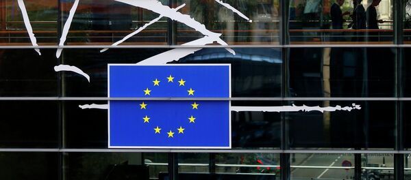 People are pictured through a window at the European Parliament in Brussels October 1, 2014 - Sputnik Afrique