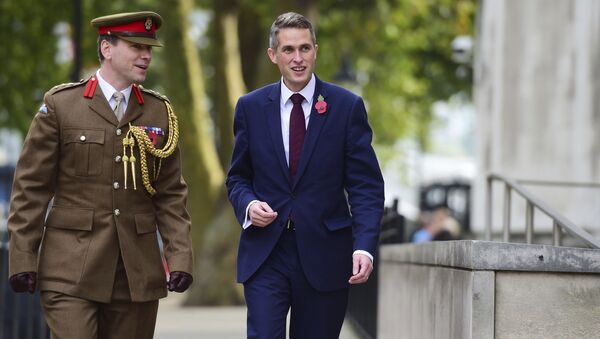 Gavin Williamson, right, outside the Ministry of Defence in London after he was named as the new Secretary of State for Defence following the resignation of Sir Michael Fallon who admitted his behaviour had fallen below the high standards required in the role, Thursday, Nov. 2, 2017. - Sputnik Afrique