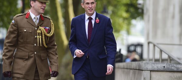 Gavin Williamson, right, outside the Ministry of Defence in London after he was named as the new Secretary of State for Defence following the resignation of Sir Michael Fallon who admitted his behaviour had fallen below the high standards required in the role, Thursday, Nov. 2, 2017. - Sputnik Afrique