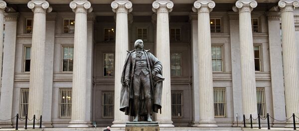 A man enters the US Treasury Department building on Pennsylvania Avenue on January 24, 2017, in Washington, DC. - Sputnik Afrique