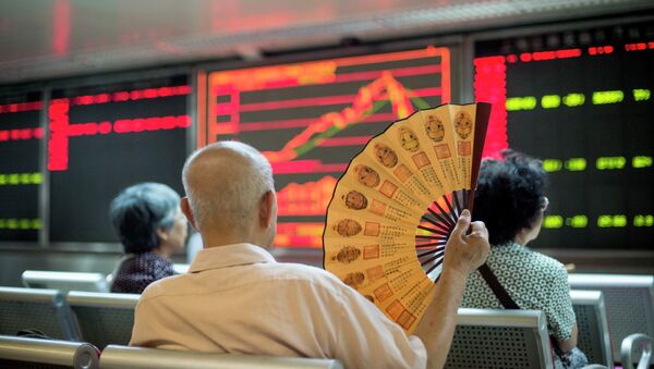 Investors look at screens showing stock market movements at a securities company in Beijing on July 28, 2015 - Sputnik Afrique
