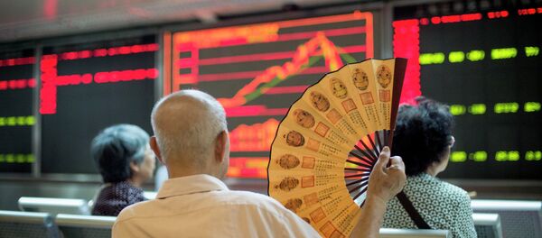 Investors look at screens showing stock market movements at a securities company in Beijing on July 28, 2015 Investors look at screens showing stock market movements at a securities company in Beijing on July 28, 2015 - Sputnik Afrique