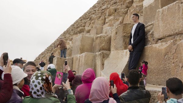 Sultan Kösen et Jyoti Amge au pied des pyramides, en Egypte. Le 26 janvier 2018 - Sputnik Afrique