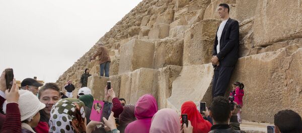 Sultan Kösen et Jyoti Amge au pied des pyramides, en Egypte. Le 26 janvier 2018 - Sputnik Afrique