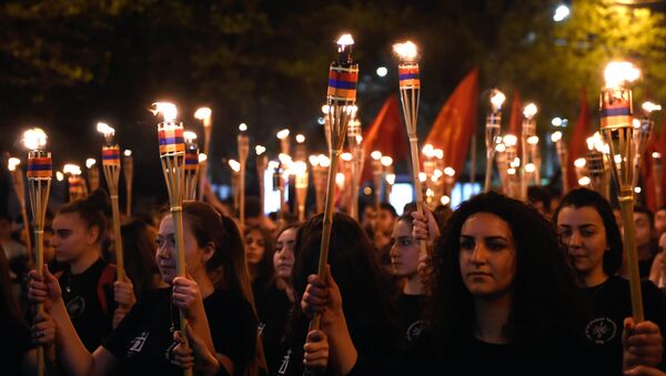 Les participants à une procession aux flambeaux consacrée à la mémoire des victimes du génocide arménien dans l'Empire ottoman de 1915, Erevan - Sputnik Afrique