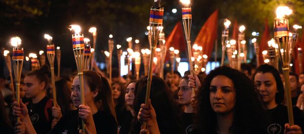 Les participants à une procession aux flambeaux consacrée à la mémoire des victimes du génocide arménien dans l'Empire ottoman de 1915, Erevan - Sputnik Afrique