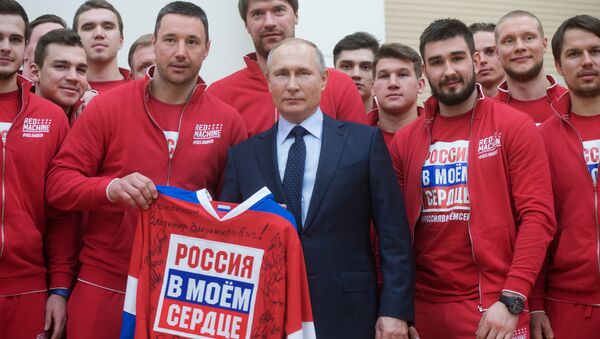 Vladimir Poutine et des membres de la sélection russe des Jeux olympiques 2018 - Sputnik Afrique