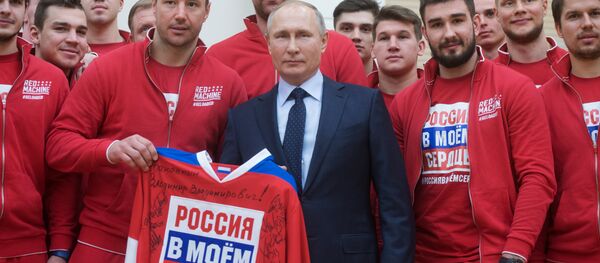 Vladimir Poutine et des membres de la sélection russe des Jeux olympiques 2018 - Sputnik Afrique
