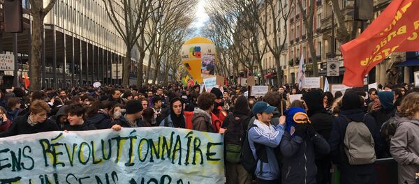Des lycéens manifestent à Paris contre la réforme de l’admission à l’université - Sputnik Afrique