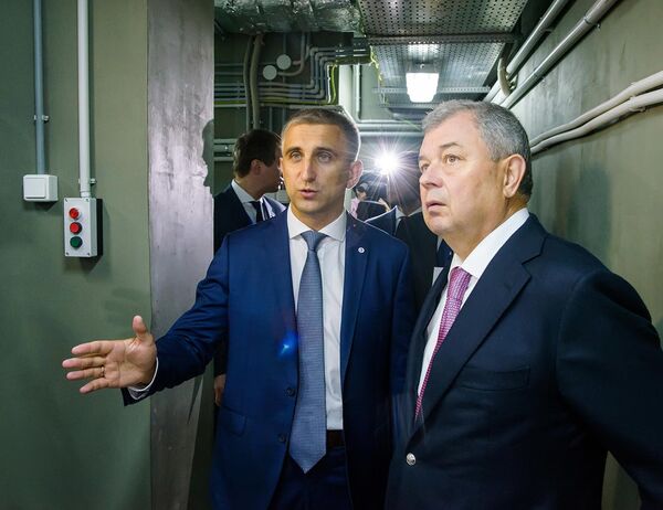Sergei Budnik et le gouverneur de la région de Kalouga Anatoly Artamonov Sergei Budnik et le gouverneur de la région de Kalouga Anatoly Artamonov - Sputnik Afrique