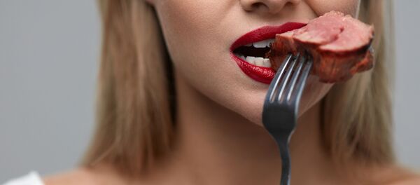 Eine Frau isst Fleisch - Sputnik Afrique