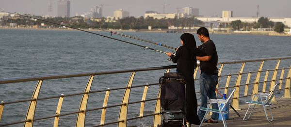 Couple saoudien péchant sur la plage de Djeddah - Sputnik Afrique