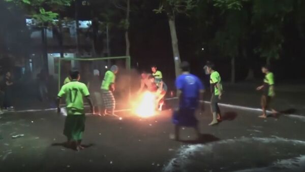 Certains l'aiment chaud: les écoliers indonésiens jouent au football avec du feu - Sputnik Afrique