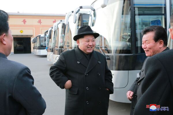 Kim Jong-un en visite à l’usine de trolleybus à Pyongyang - Sputnik Afrique