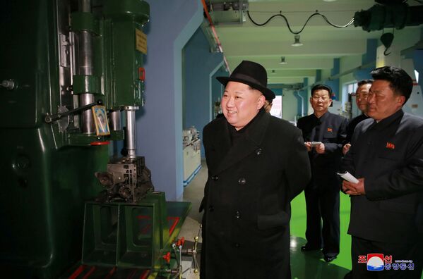 Kim Jong-un en visite à l’usine de trolleybus à Pyongyang - Sputnik Afrique