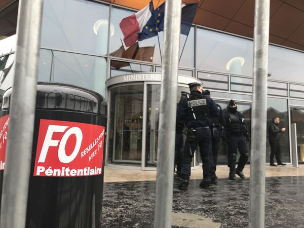 Manifestation devant la Direction de l’Administration pénitentiaire (DAP) à Paris, 5 février 2018 Manifestation devant la Direction de l’Administration pénitentiaire (DAP) à Paris, 5 février 2018 - Sputnik Afrique