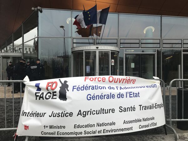 Manifestation devant la Direction de l’Administration pénitentiaire (DAP) à Paris, 5 février 2018 Manifestation devant la Direction de l’Administration pénitentiaire (DAP) à Paris, 5 février 2018 - Sputnik Afrique
