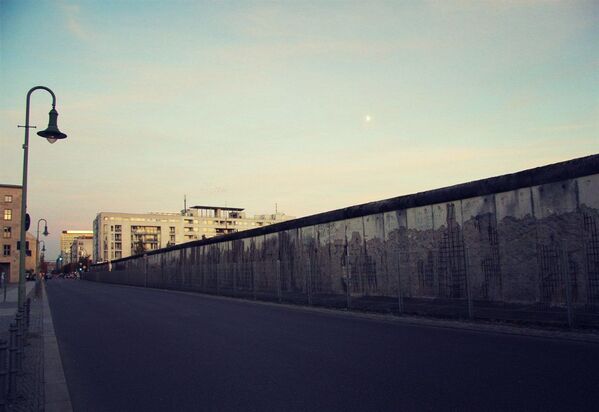 Современный вид фрагмента Берлинской стены в центре Берлина - Sputnik Afrique