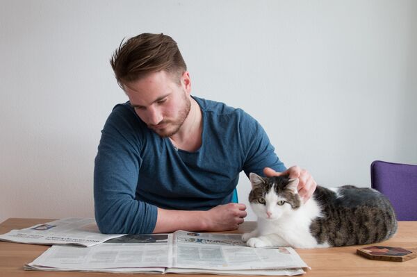 Robert avec son chat Poutine - Sputnik Afrique