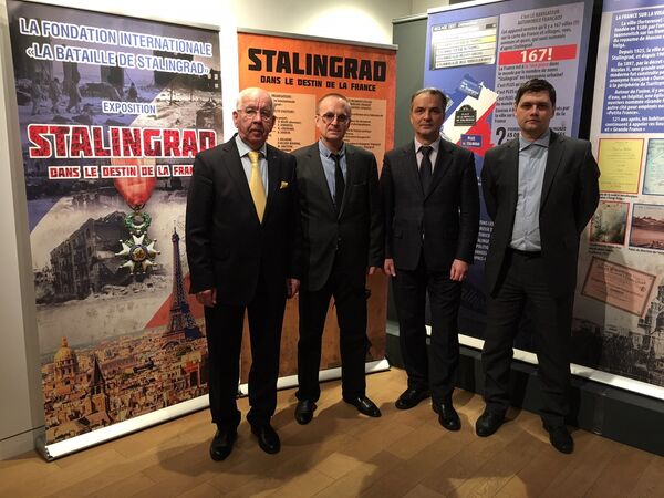 Ouverture de l'exposition Stalingrad dans le destin de la France (de G à D) : Jury Starovatikh, ancien maire de Volgograd, Alexandre Bounine, Directeur de la Fondation La bataille de Stalingrad, Evgueni Voutchetitch, petit-fils de l'auteur de la statue de la Mere-Patrie, Dimitry Belov, Président de la Fondation. Ouverture de l'exposition Stalingrad dans le destin de la France (de G à D) : Jury Starovatikh, ancien maire de Volgograd, Alexandre Bounine, Directeur de la Fondation La bataille de Stalingrad, Evgueni Voutchetitch, petit-fils de l'auteur de la statue de la Mere-Patrie, Dimitry Belov, Président de la Fondation. - Sputnik Afrique