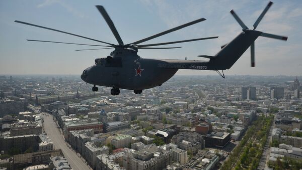 Un hélicoptère de transport lourd Mi-26 survole Moscou - Sputnik Afrique
