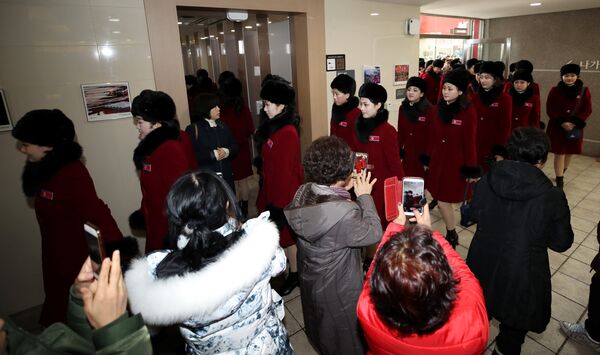 Des pom-pom girls nord-coréennes en Corée du Sud Des pom-pom girls nord-coréennes en Corée du Sud - Sputnik Afrique
