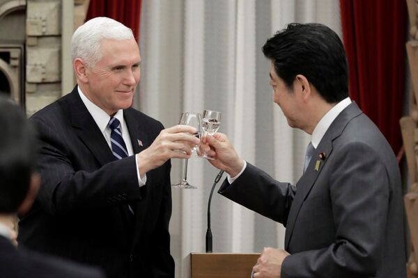 Le vice-Président américain Mike Pence avec le Premier ministre japonais Shinzo Abe - Sputnik Afrique