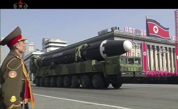 Un missile Hwasong-15 au défilé militaire à Pyongyang Un missile Hwasong-15 au défilé militaire à Pyongyang - Sputnik Afrique