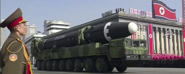 Un missile Hwasong-15 au défilé militaire à Pyongyang - Sputnik Afrique