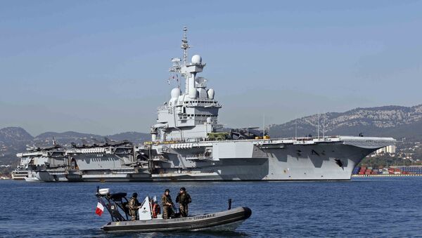 French army soldiers secure the area around the nuclear-powered aircraft carrier Charles de Gaulle as it leaves the naval base of Toulon, France - Sputnik Afrique