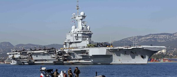 French army soldiers secure the area around the nuclear-powered aircraft carrier Charles de Gaulle as it leaves the naval base of Toulon, France - Sputnik Afrique