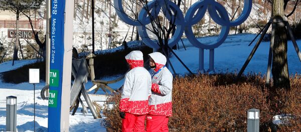 Volunteers walk beside the Olympic rings at the Alpensia resort for the upcoming 2018 Pyeongchang Winter Olympic Games in Pyeongchang, South Korea, January 23, 2018 Volunteers walk beside the Olympic rings at the Alpensia resort for the upcoming 2018 Pyeongchang Winter Olympic Games in Pyeongchang, South Korea, January 23, 2018 - Sputnik Afrique