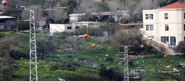 The remains of an F-16 Israeli war plane are seen near the Israeli village of Harduf, February 10, 2018. REUTERS/ Ronen Zvulun - Sputnik Afrique